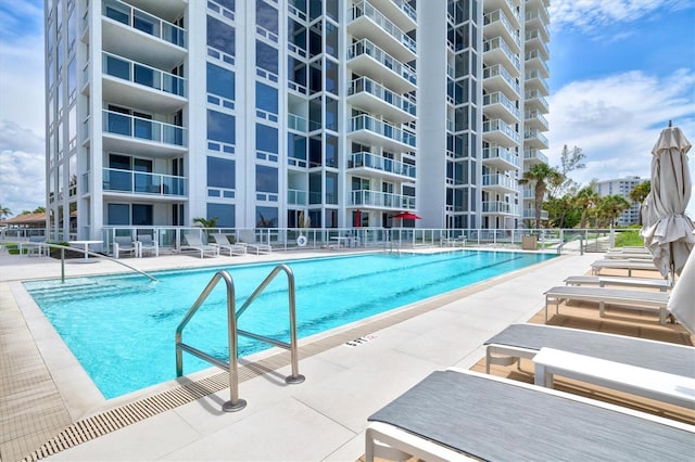 2425 Gulf Of Mexico Dr Unit 10F, Longboat Key, FL 34228 - view of community pool