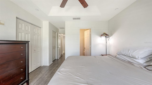 8907 White Sage Loop, Lakewood Ranch, FL 34202 - bedroom featuring dark wood-style flooring, a raised ceiling, a ceiling fan, and a closet
