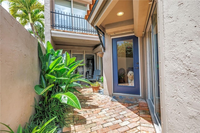 200 Cocoanut Ave Unit 1, Sarasota, FL 34236 - property entrance featuring stucco siding and a balcony