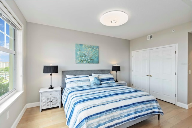 750 N Tamiami Trl Unit 1005, Sarasota, FL 34236 - bedroom featuring light wood finished floors, multiple windows, and a closet