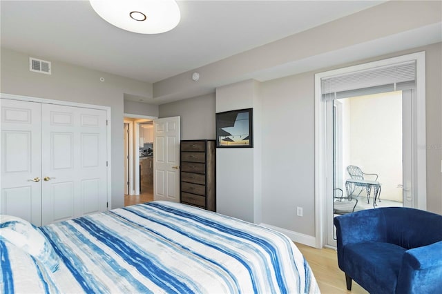 750 N Tamiami Trl Unit 1005, Sarasota, FL 34236 - bedroom featuring light wood-style floors and a closet