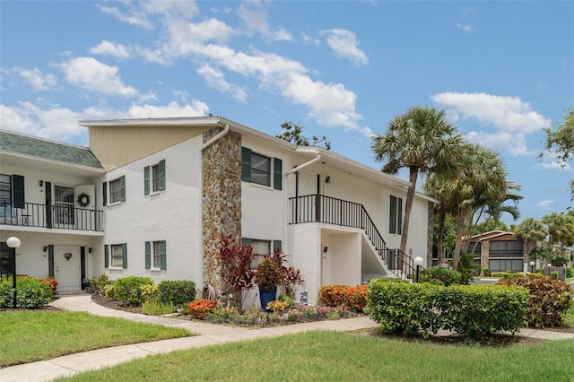 5400 34th St W Unit 5G, Bradenton, FL 34210 - townhome / multi-family property featuring stucco siding, stairs, and a front yard