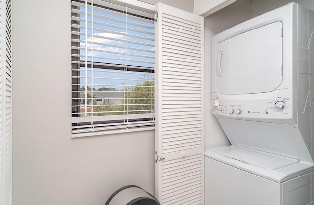 5400 34th St W Unit 5G, Bradenton, FL 34210 - laundry area featuring stacked washer / drying machine