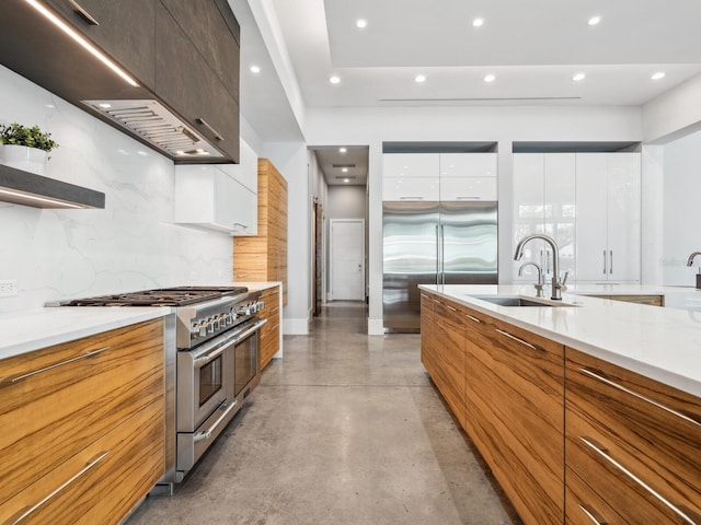 4907 Topsail Dr, Nokomis, FL 34275 - kitchen with modern cabinets, premium appliances, white cabinets, decorative backsplash, and recessed lighting