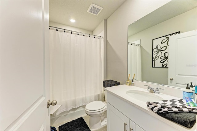 7160 Amelia River Dr, Parrish, FL 34219 - full bathroom with vanity, shower / tub combo with curtain, and recessed lighting