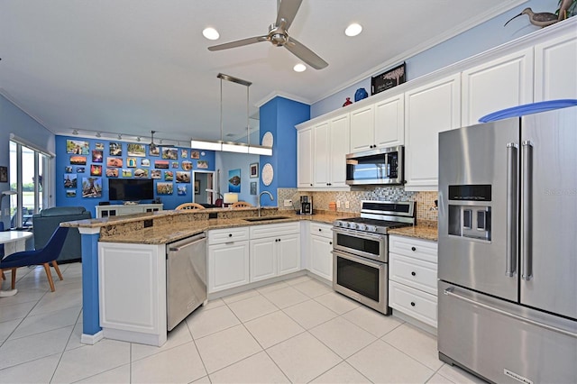 10571 Old Grove Cir, Bradenton, FL 34212 - kitchen with stainless steel appliances, open floor plan, a peninsula, ceiling fan, and tasteful backsplash