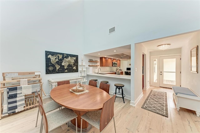 6111 Courtside Dr Unit 61, Bradenton, FL 34210 - dining space featuring light wood-style floors and a high ceiling