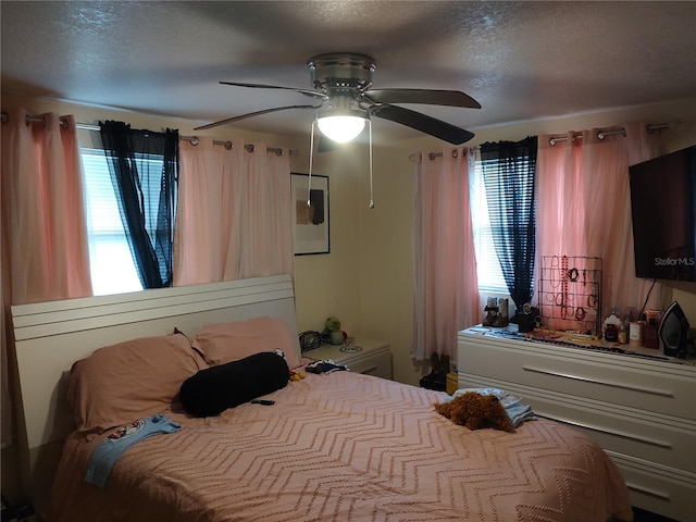 1423 17th Ave E, Bradenton, FL 34208 - bedroom featuring a textured ceiling and a ceiling fan
