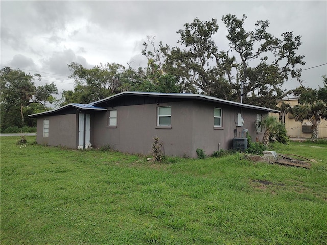 1423 17th Ave E, Bradenton, FL 34208 - view of side of property featuring a yard and stucco siding