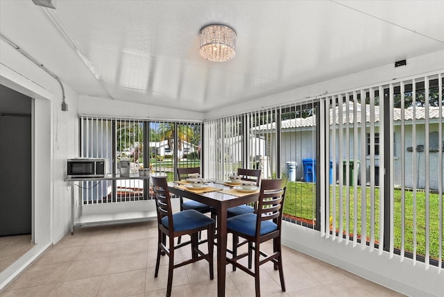 4309 Chinaberry Cir, Bradenton, FL 34208 - sunroom featuring a chandelier and vaulted ceiling