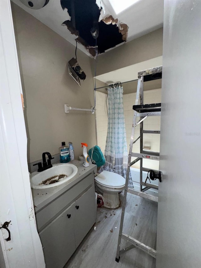 629 Spring Oaks Blvd, Altamonte Springs, FL 32714 - bathroom featuring vanity, wood finished floors, and a shower with shower curtain