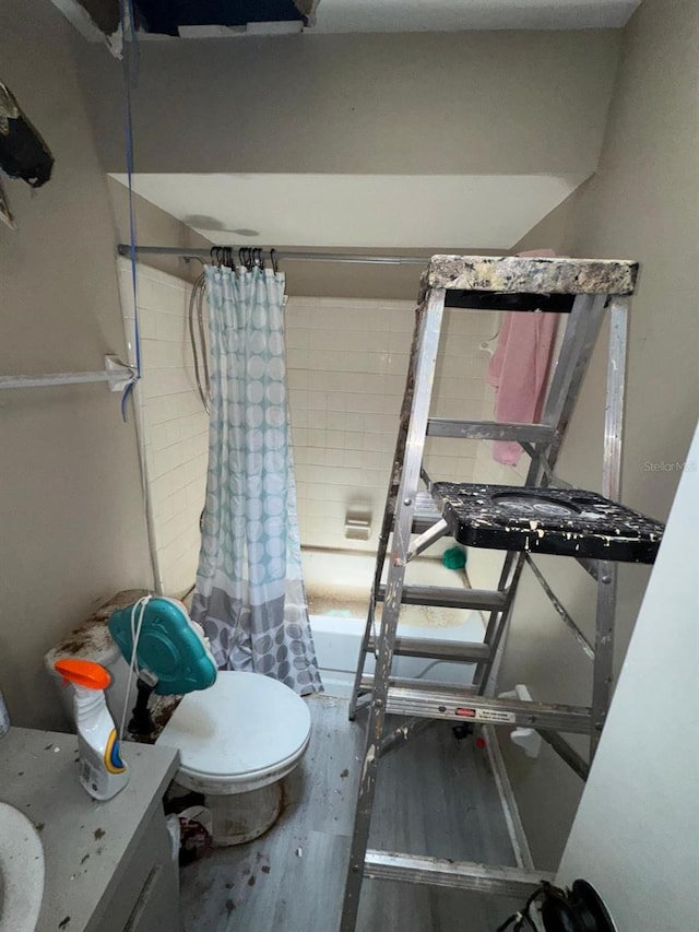 629 Spring Oaks Blvd, Altamonte Springs, FL 32714 - full bathroom featuring vanity, a shower with curtain, and wood finished floors