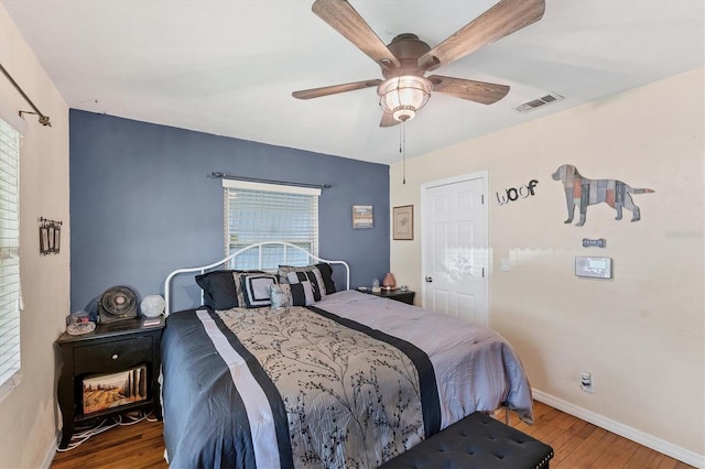 401 N Jefferson Ave, Sarasota, FL 34237 - bedroom with wood finished floors and ceiling fan