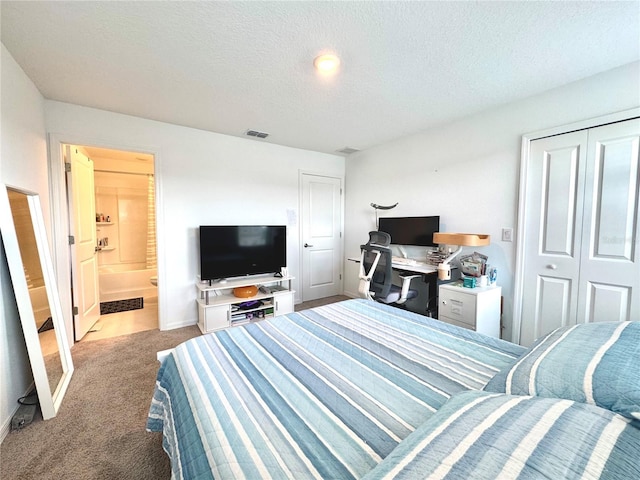 6253 Whetstone Ct, Palmetto, FL 34221 - carpeted bedroom featuring a textured ceiling and ensuite bath