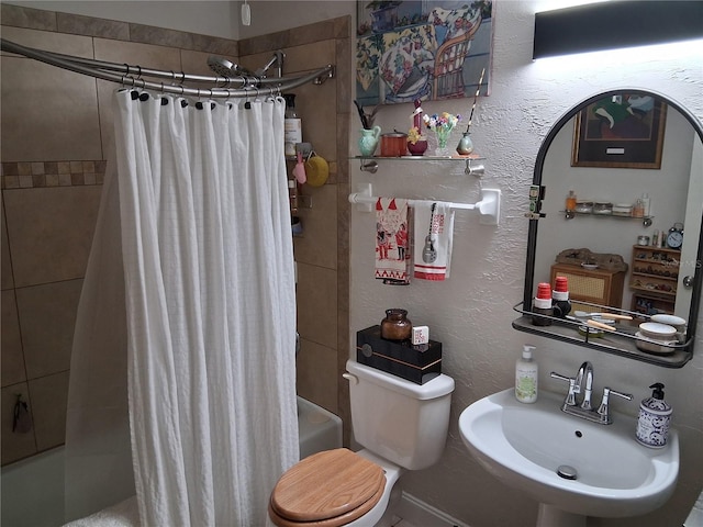 2411 Quail Ct, Bradenton, FL 34209 - full bath with a sink and shower / tub combo with curtain