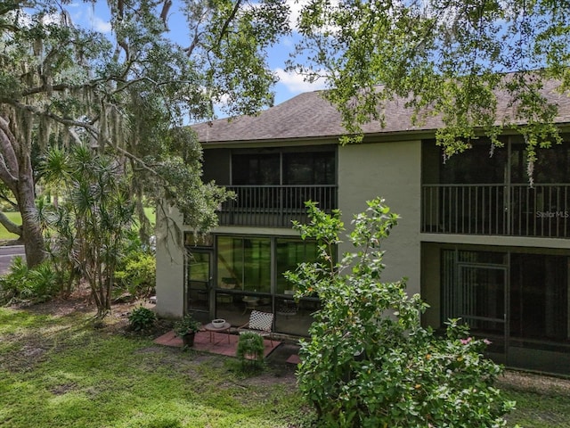 3003 Quail Holw Unit 10, Sarasota, FL 34235 - back of house featuring stucco siding and a shingled roof