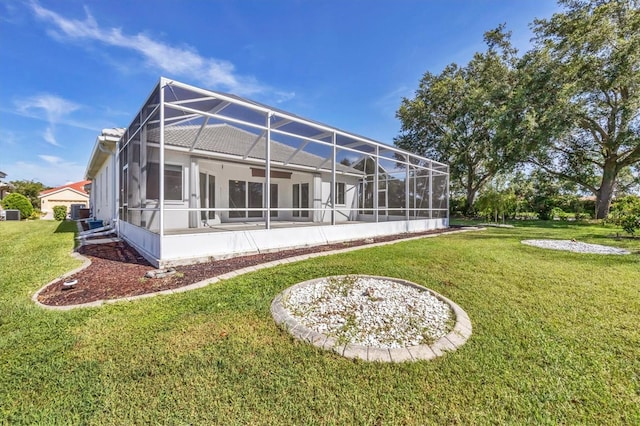 7005 Goldrush Ln, Bradenton, FL 34201 - rear view of property featuring a lawn and glass enclosure