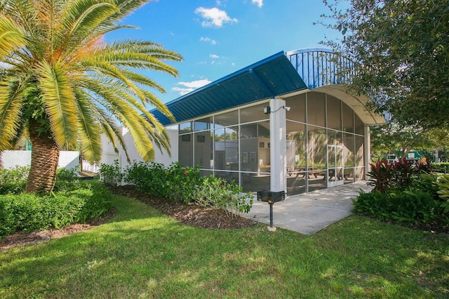 7005 Goldrush Ln, Bradenton, FL 34201 - back of property with a sunroom and a lawn