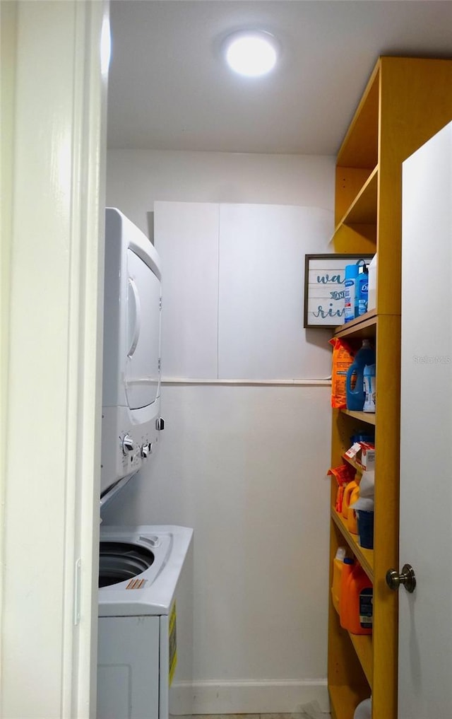 1850 Sunny Dr Unit F4, Bradenton, FL 34207 - laundry area featuring estacked washer and dryer and baseboards
