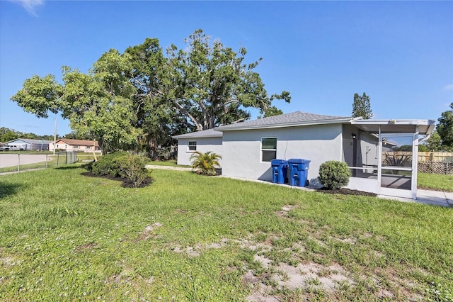3327 King Blvd, Sarasota, FL 34234 - view of yard featuring a sunroom