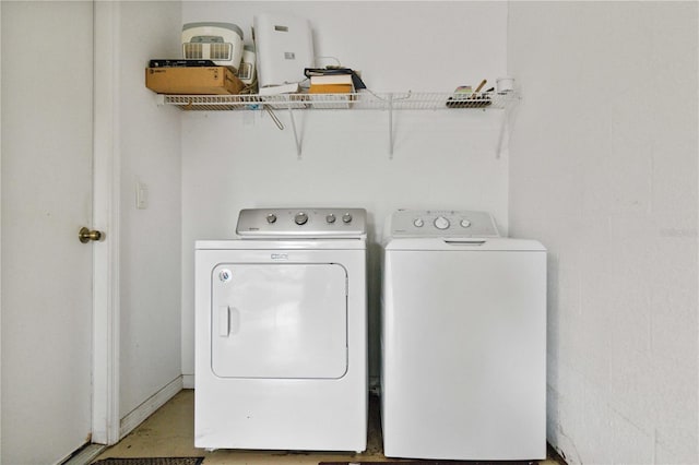 2303 28th Ave E, Palmetto, FL 34221 - laundry area featuring independent washer and dryer