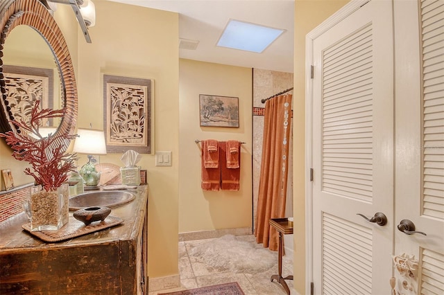 701 Marbury Ln, Longboat Key, FL 34228 - corridor featuring a sink and a skylight