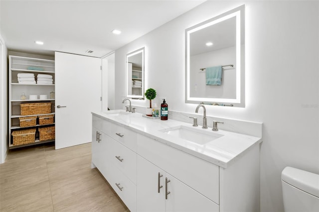 904 Virginia Dr, Sarasota, FL 34234 - full bath featuring double vanity and recessed lighting