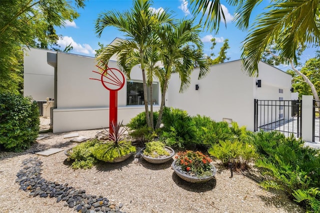 904 Virginia Dr, Sarasota, FL 34234 - view of side of home featuring stucco siding and a gate