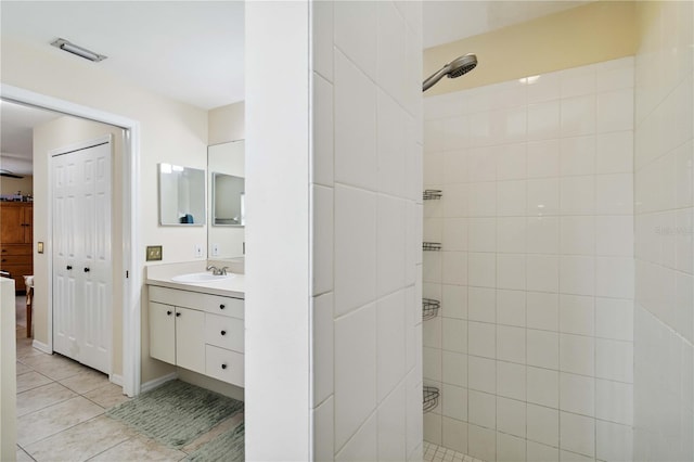 4649 72nd Ct E, Bradenton, FL 34203 - full bath featuring tile patterned floors, vanity, and tiled shower