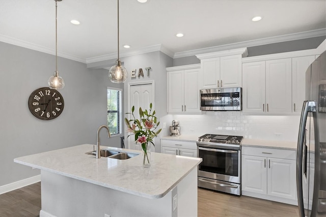 12641 Coastal Breeze Way, Bradenton, FL 34211 - kitchen with stainless steel appliances, backsplash, wood finished floors, crown molding, and white cabinets