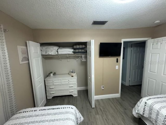 3614 29th Ave W, Bradenton, FL 34205 - bedroom featuring a closet, wood finished floors, and a textured ceiling