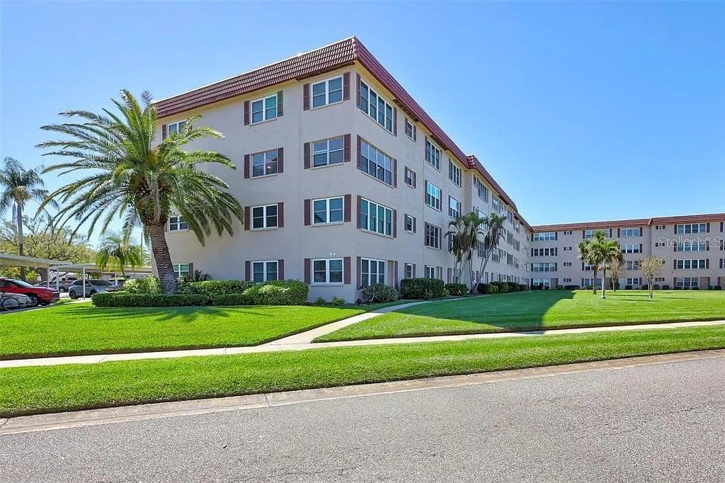 9950 62nd Ter N Unit 401, Saint Petersburg, FL 33708 - photo 1