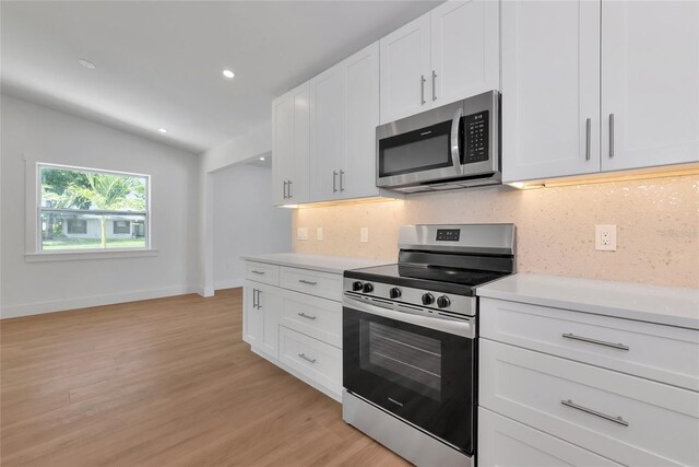 4515 19th Ave W, Bradenton, FL 34209 - kitchen with stainless steel appliances, tasteful backsplash, light countertops, light wood-style floors, and recessed lighting