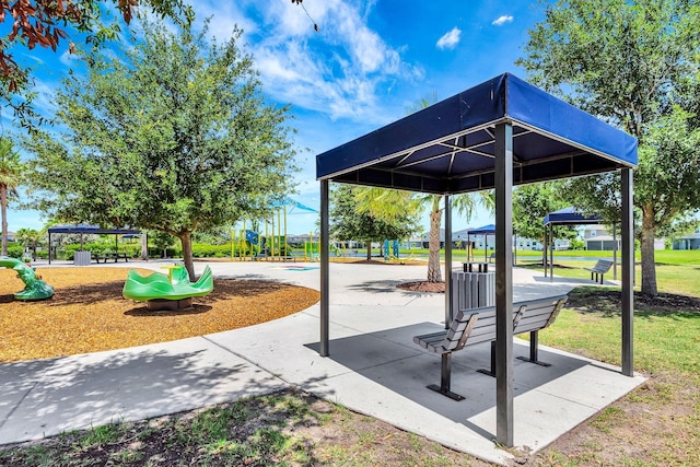 9215 Isabella Cir, Parrish, FL 34219 - surrounding community featuring a gazebo