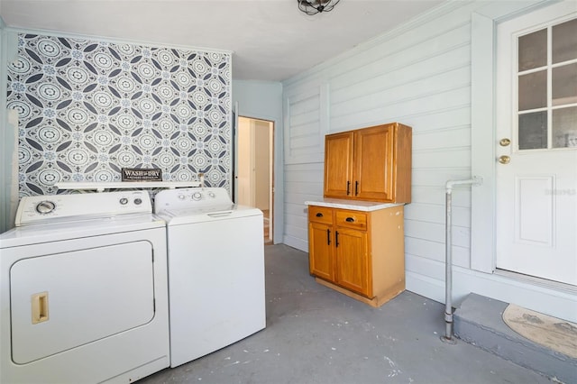 3020 51st Ave E, Bradenton, FL 34203 - laundry area with crown molding and washer and dryer