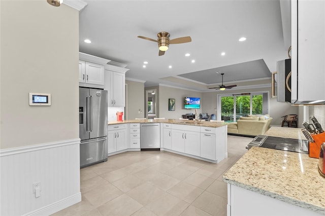 18050 Wooden Skiff Ct, Nokomis, FL 34275 - kitchen with stainless steel appliances, ceiling fan, open floor plan, a peninsula, and ornamental molding