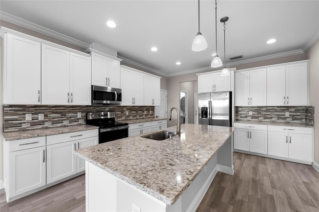 5174 78th St Cir E, Bradenton, FL 34203 - kitchen featuring stainless steel appliances, light wood-style flooring, crown molding, backsplash, and a kitchen island with sink
