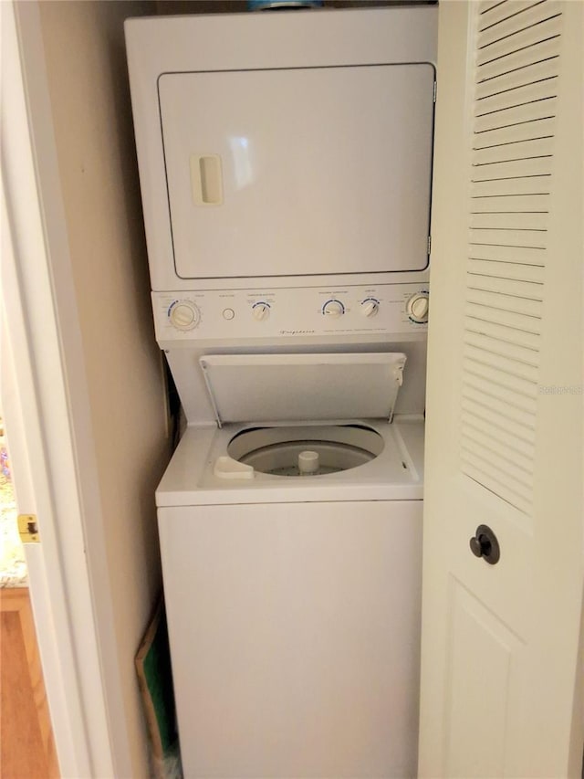 515 30th Ave W Unit H401, Bradenton, FL 34205 - washroom featuring stacked washer and clothes dryer