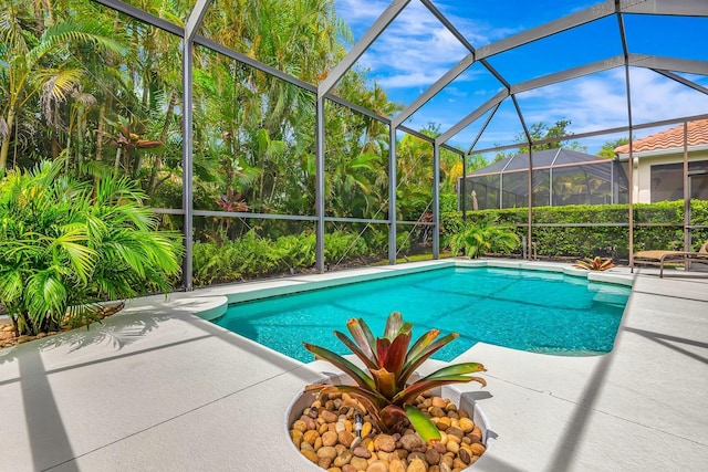 7314 Wexford Ct, Lakewood Ranch, FL 34202 - outdoor pool with a patio area and glass enclosure