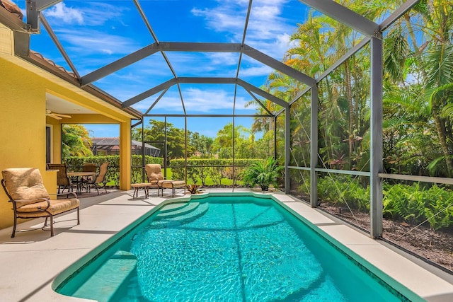 7314 Wexford Ct, Lakewood Ranch, FL 34202 - swimming pool featuring a patio and glass enclosure