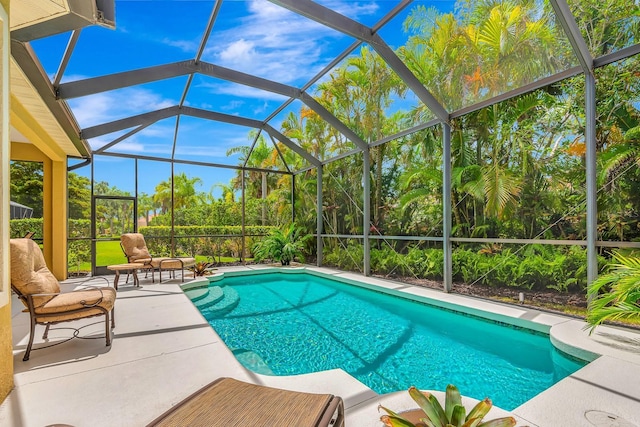 7314 Wexford Ct, Lakewood Ranch, FL 34202 - swimming pool with a patio area and a lanai