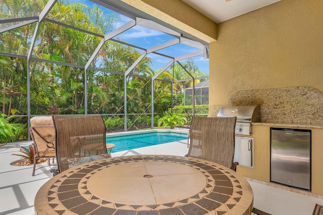 7314 Wexford Ct, Lakewood Ranch, FL 34202 - swimming pool with a patio, area for grilling, and glass enclosure