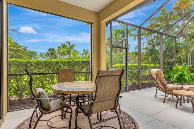 7314 Wexford Ct, Lakewood Ranch, FL 34202 - sunroom with outdoor dining area