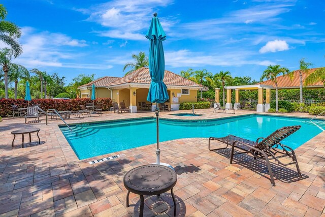7314 Wexford Ct, Lakewood Ranch, FL 34202 - community pool featuring a patio and a community hot tub