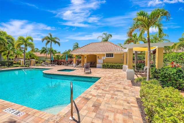 7314 Wexford Ct, Lakewood Ranch, FL 34202 - community pool with a community hot tub and a patio