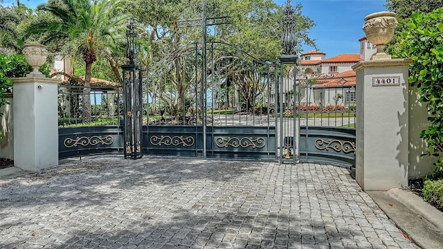 4423 Bay Shore Rd, Sarasota, FL 34234 - view of gate
