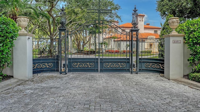 4423 Bay Shore Rd, Sarasota, FL 34234 - view of gate
