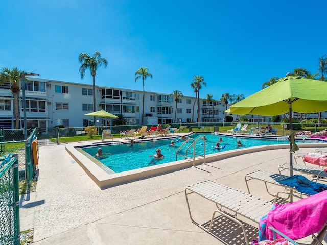 2423 Flamingo Blvd Unit K29, Bradenton, FL 34207 - community pool with a patio