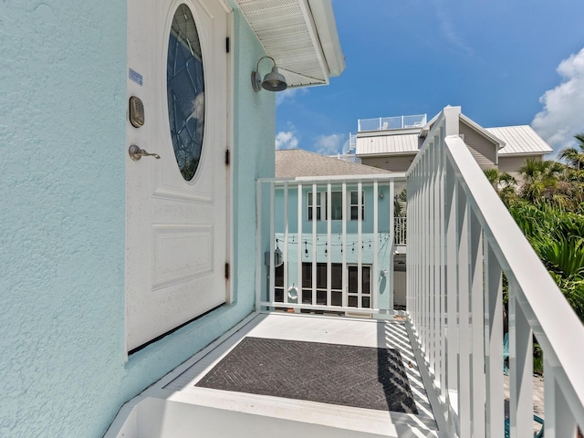 544 Canal Rd, Sarasota, FL 34242 - view of exterior entry featuring stucco siding and a balcony