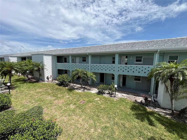 611 Gulf Dr N Unit B24, Bradenton Beach, FL 34217 - back of property featuring a yard and stucco siding